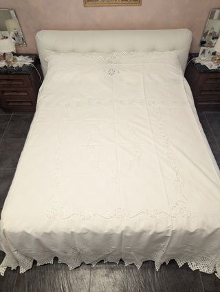 Copriletto matrimoniale in lino bianco ricamato