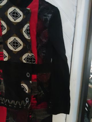 Chaqueta Desigual negra y roja.