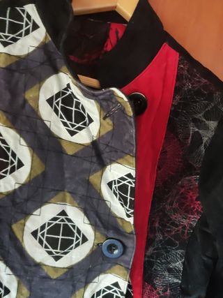 Chaqueta Desigual negra y roja.