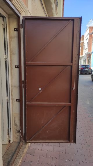 Puerta metálica antiocupas marrón