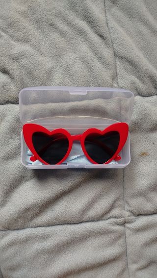 Gafas sol rojas forma de corazón