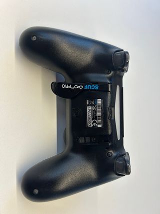 PS4 (PlayStation 4) negra con mando SCUF