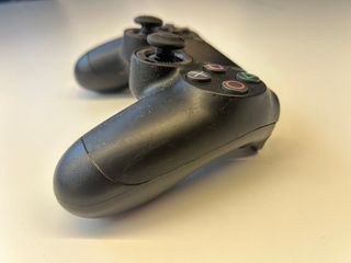 PS4 (PlayStation 4) negra con mando SCUF