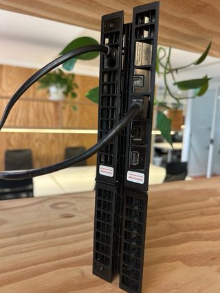 PS4 (PlayStation 4) negra con mando SCUF