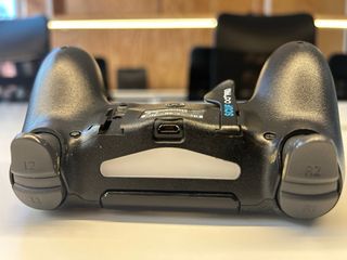 PS4 (PlayStation 4) negra con mando SCUF