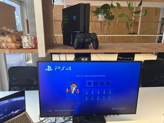 PS4 (PlayStation 4) negra con mando SCUF