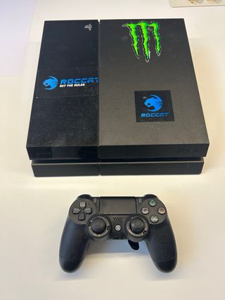 PS4 (PlayStation 4) negra con mando SCUF