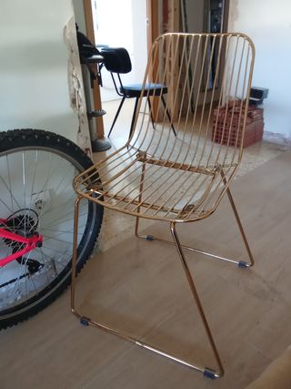 Silla dorada metal diseño moderno