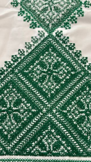 Copridivano ricamato verde