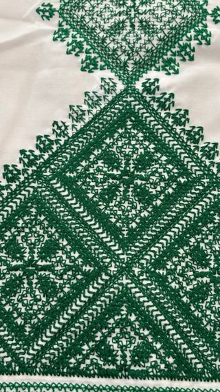 Copridivano ricamato verde