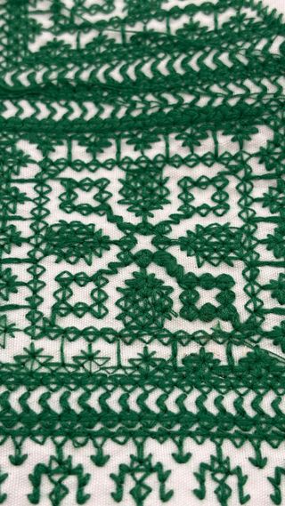 Copridivano ricamato verde