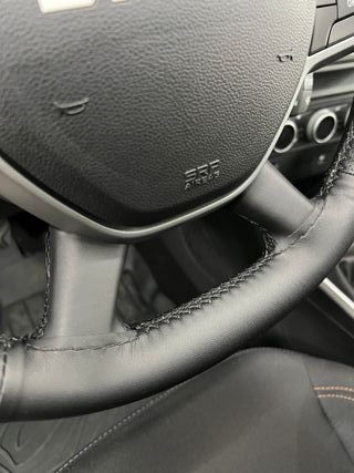 Funda de volante universal en cuero cosido a mano