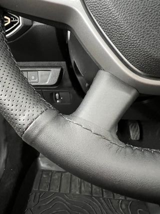 Funda de volante universal en cuero cosido a mano