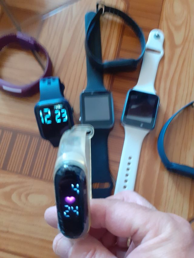 Relojes digitales: Azul y blanco