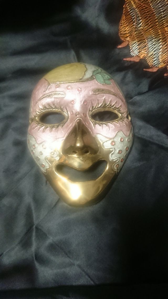 Máscara de bronce o latón esmaltada