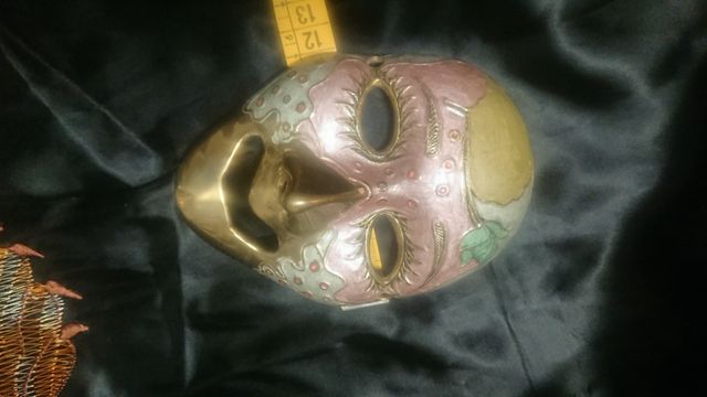 Máscara de bronce o latón esmaltada