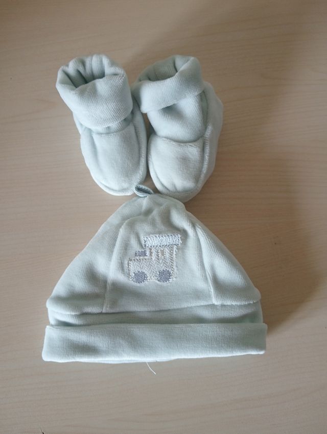 Scarpe e cappello neonato - tenero celeste