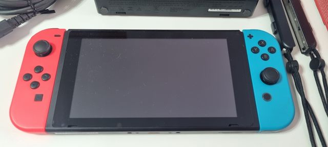 Nintendo Switch + tarjeta microSD + juego