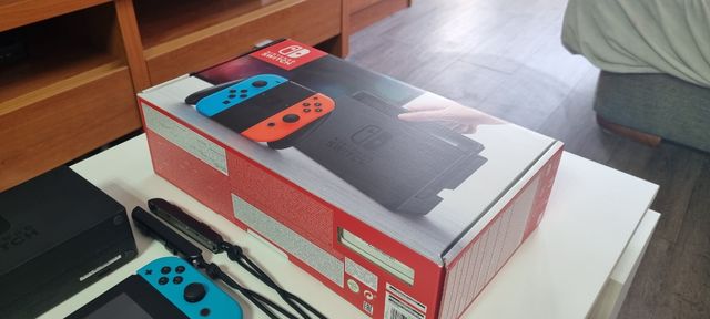 Nintendo Switch + tarjeta microSD + juego