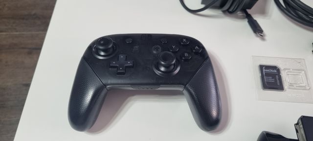 Nintendo Switch + tarjeta microSD + juego