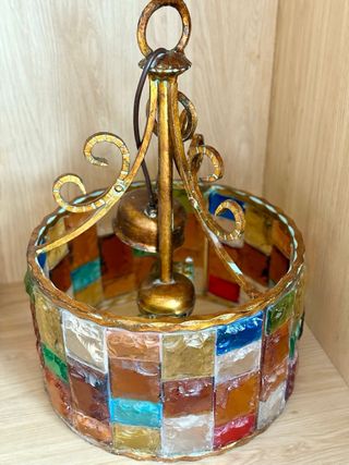 Lámpara vintage multicolor.