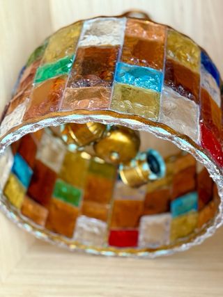 Lámpara vintage multicolor.