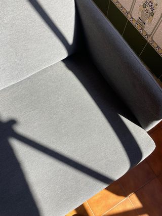 Sofá 2 plazas de tela gris 