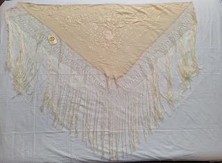 MANTÓN MEDIANO "PICO" SEDA NUEVO BORDADO A MANO