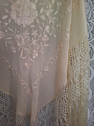 MANTÓN MEDIANO "PICO" SEDA NUEVO BORDADO A MANO