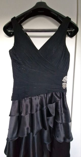 Vestido fiesta negro de seda con volantes precioso