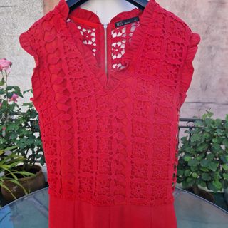 Mono rojo encaje