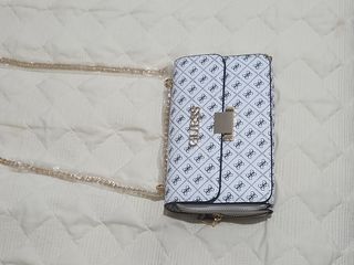 Bolso Guess blanco y dorado