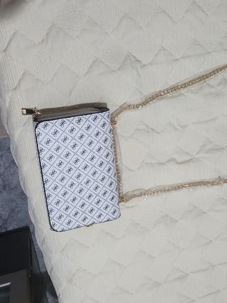 Bolso Guess blanco y dorado