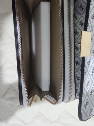 Bolso Guess blanco y dorado