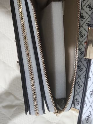 Bolso Guess blanco y dorado