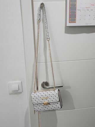 Bolso Guess blanco y dorado
