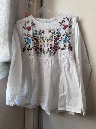 Blusa blanca bordada flores