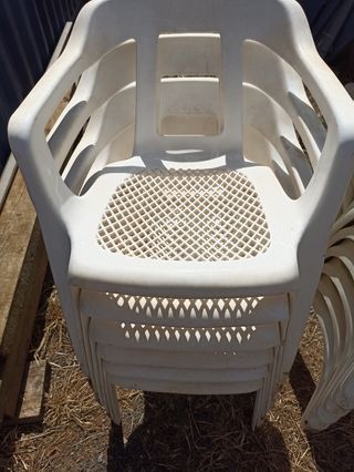 6 Sillas blancas de plástico