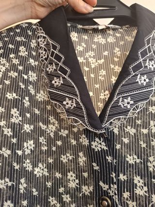 Camisa flores clásica - negra y blanca