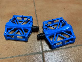 Pedales plataforma bici azules.
