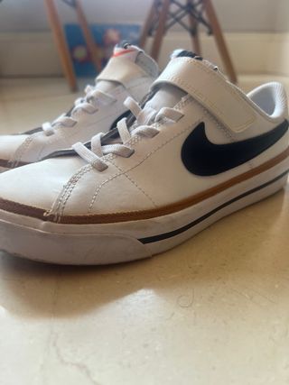 Zapatillas Nike blancas y marrones