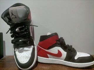 Air Jordan 1 Mid - Deportivas rojas y negras. 