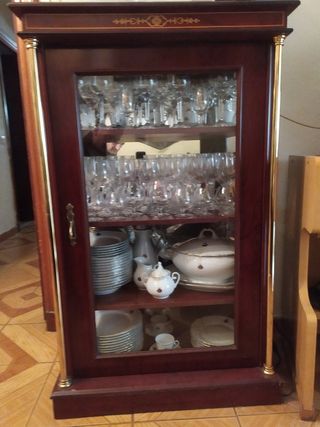 Mueble vitrina con vajilla y cristalería nuevas