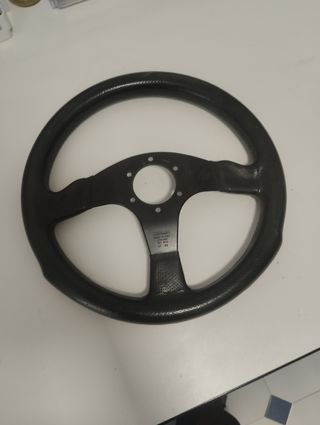Volante Momo clásico digno de ser conducido