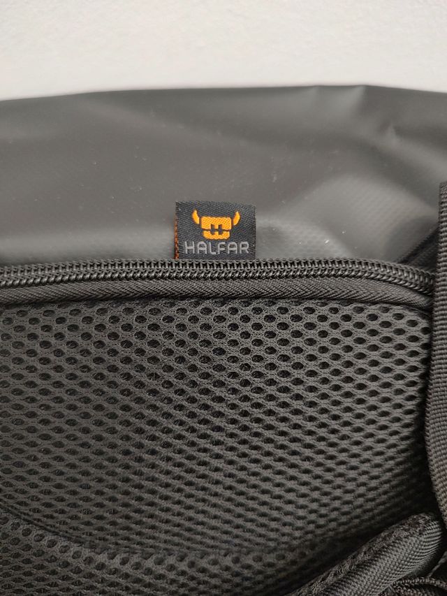 Mochila Halfar negra - Impermeable - Sin estrenar.