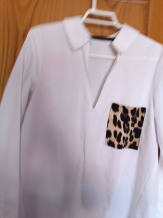 Camisa Zara blanca c/bolsillo print