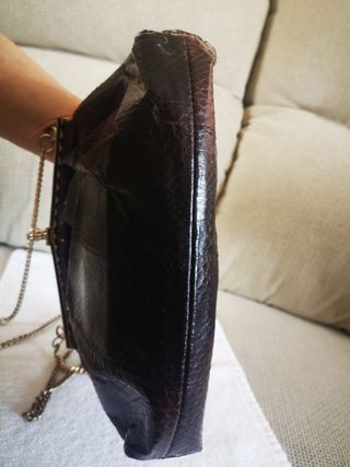 Bolso piel marrón, escamas. De colgar. ESTEVE
