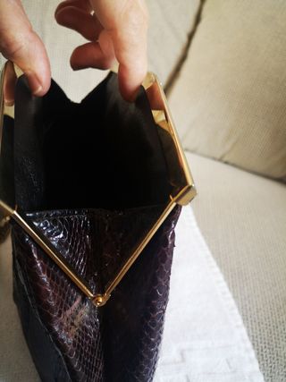 Bolso piel marrón, escamas. De colgar. ESTEVE