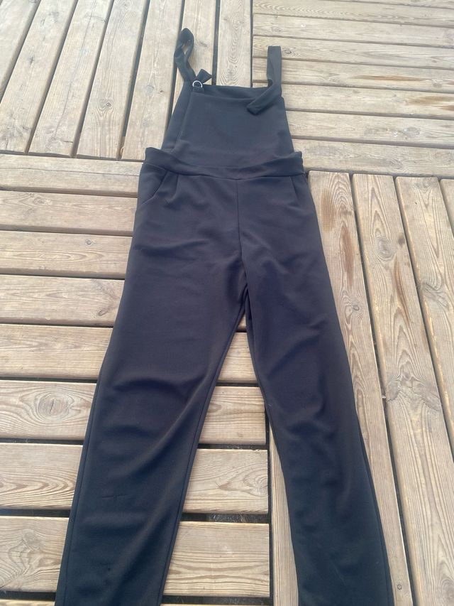 Mono negro y pantalon