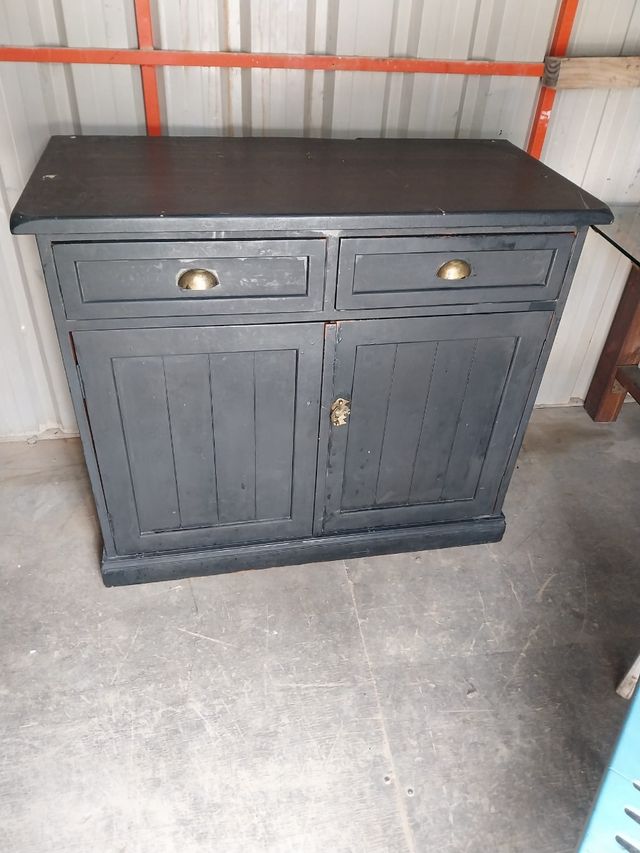 Cómoda negra de madera